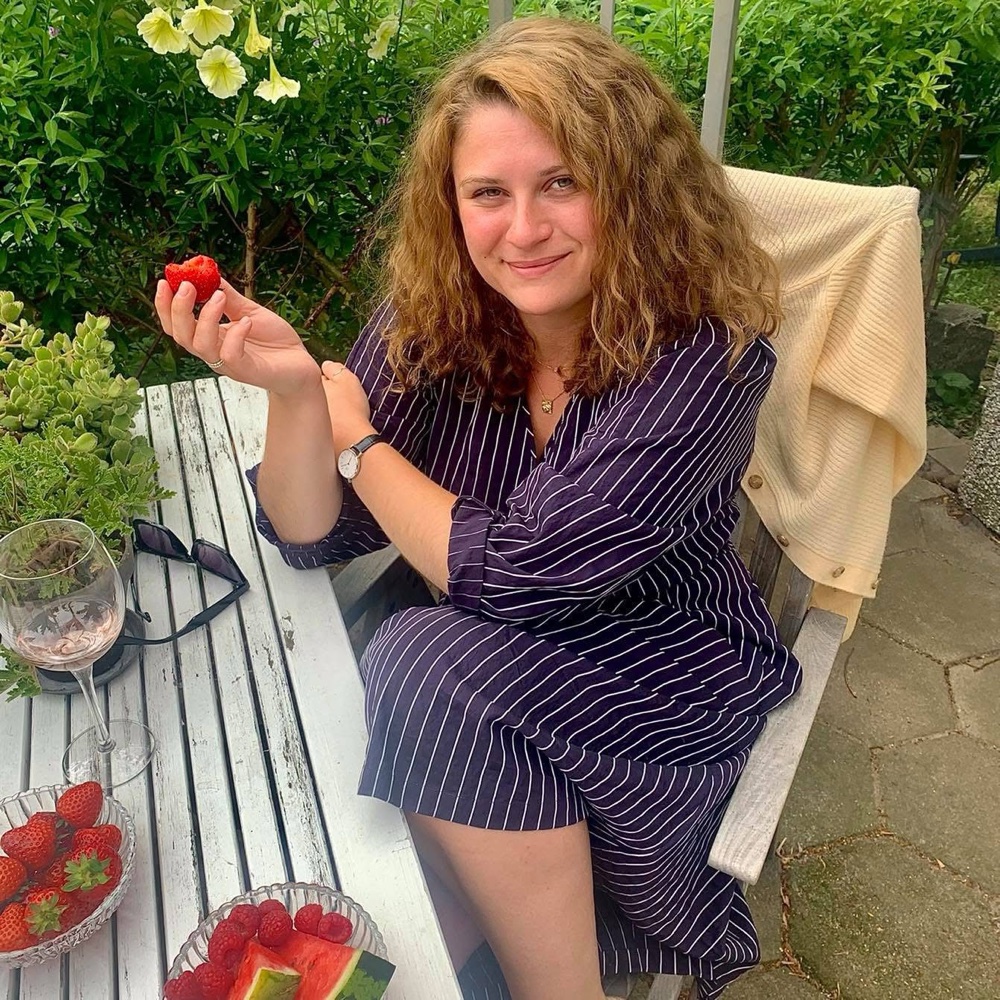 Mathilde i haven en sommerdag