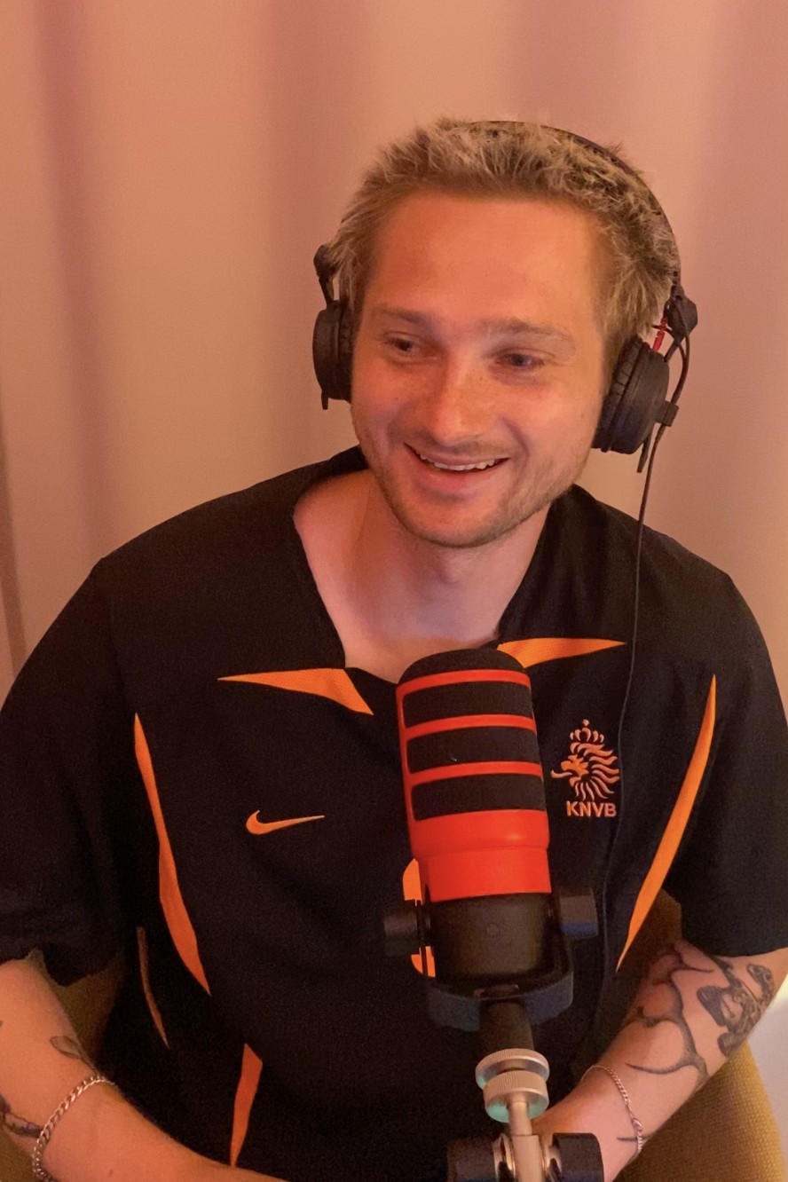 Mads-Peter med hovedtelefoner bag mikrofonen i podcaststudiet